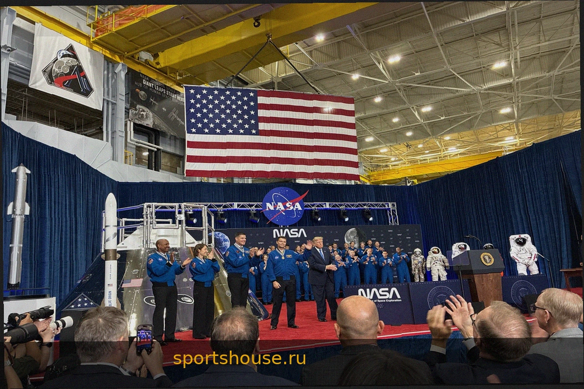 Президент наградил экипаж Artemis II высшей космической наградой США